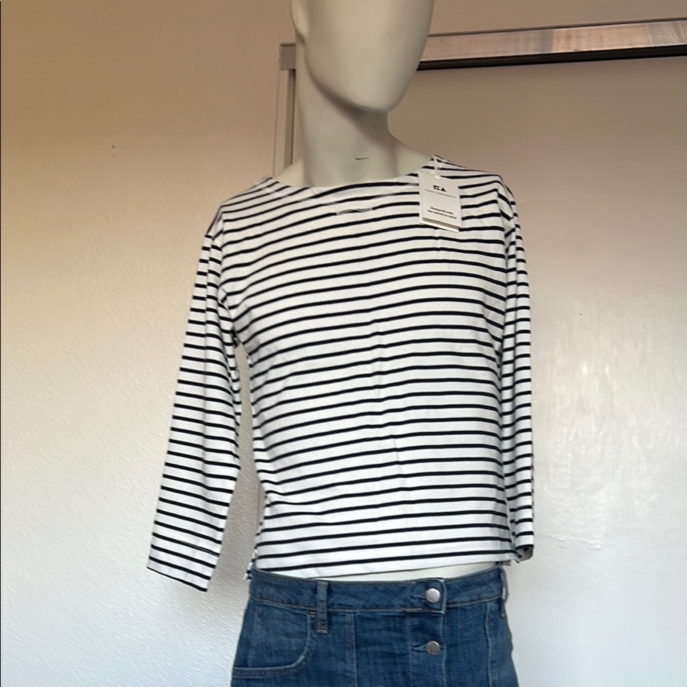 Free assembly Striped Tee  black and white long sleeves new size Small